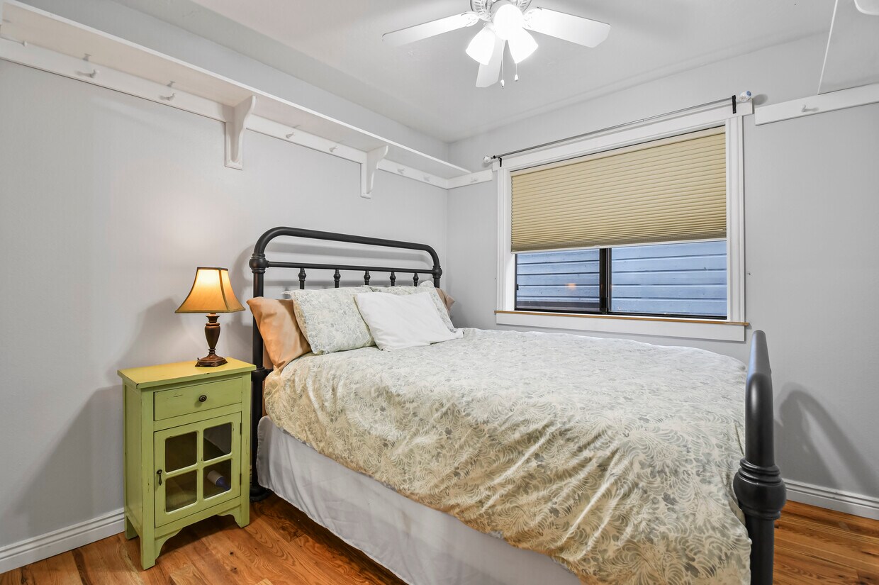 Bedroom Queen - 252 Woodside Ave