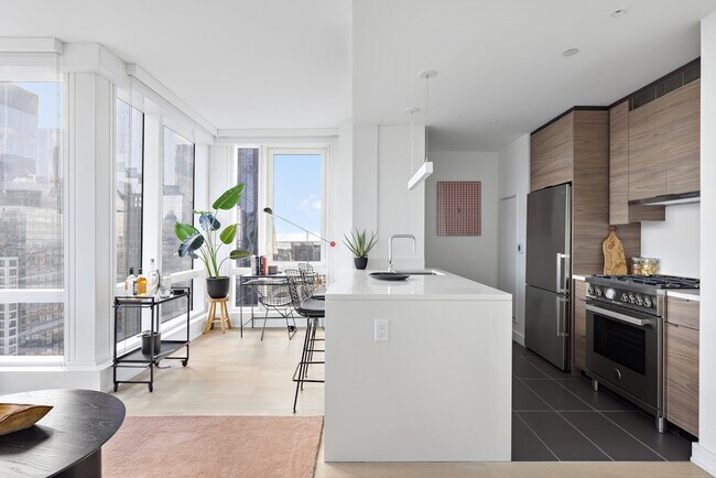 Building Photo - 555 W 38th St