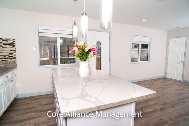 Foto del edificio - 9413 Farralone Ave