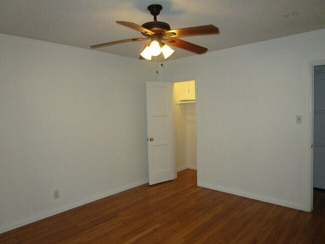 Building Photo - 1 Bedroom 1 Bath, Pet-Friendly triplex in ...