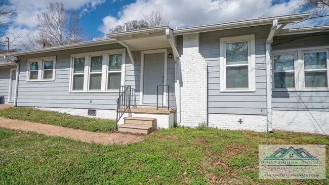 Building Photo - 901 Hermitage Dr