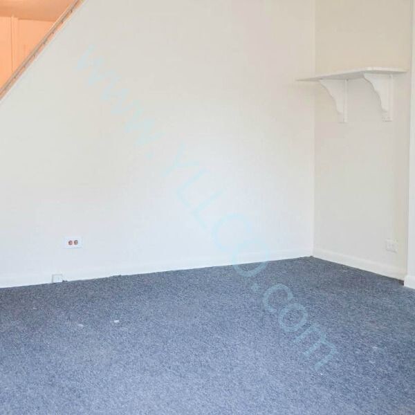 Building Photo - 142 W Airy St