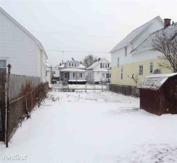 Building Photo - 273 Holly St