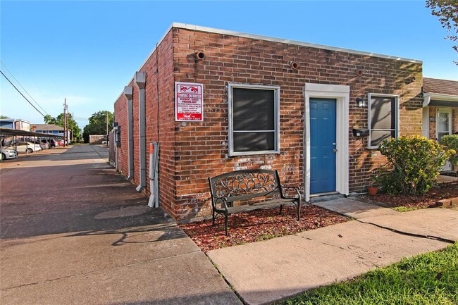 Building Photo - 211 W F St