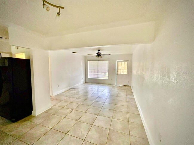 Building Photo - 213 W Buchanon Ave