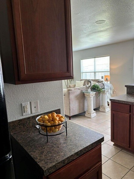 Foto del edificio - 600 Noble Grove Ln