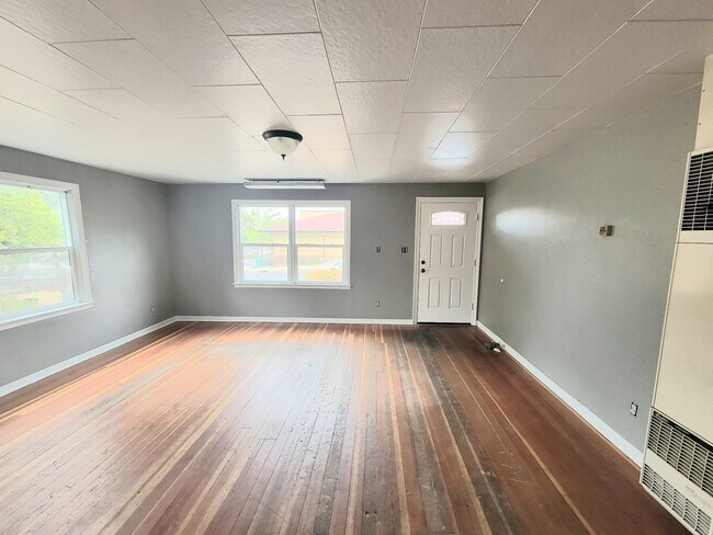 Building Photo - 433 Wightman St