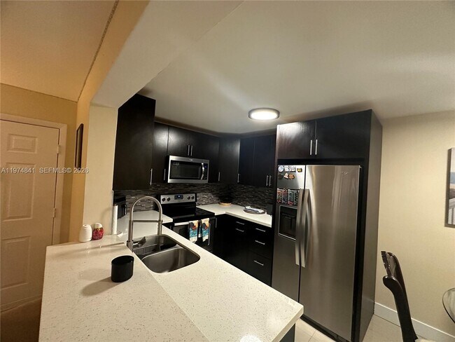 Foto del edificio - 9491 Palm Cir S