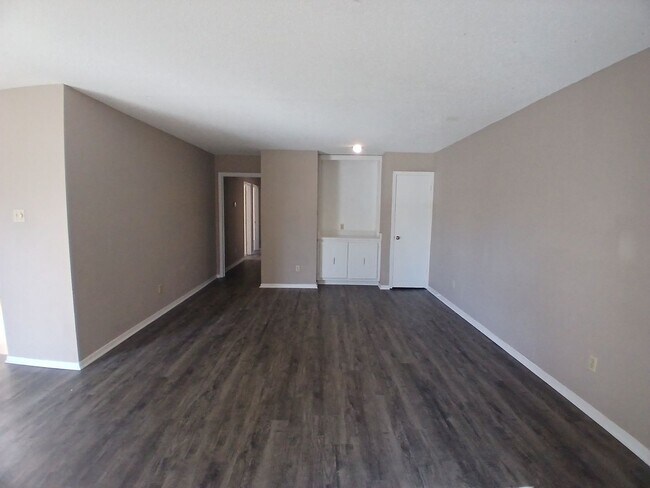 Foto del edificio - Spacious 3 bedroom 2 bath home - Open To Section 8