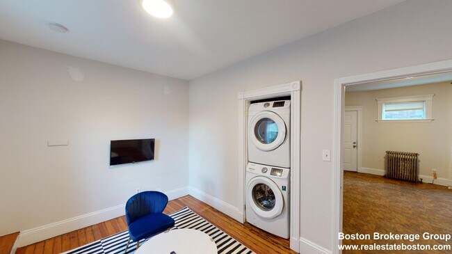 Foto del edificio - 692 Columbia Rd