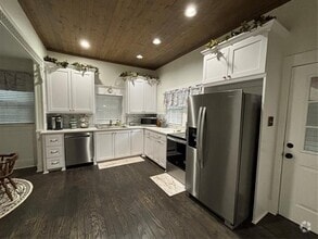 Building Photo - 506 W Baylor St