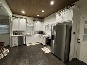 Building Photo - 506 W Baylor St