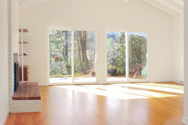 Foto del edificio - 21 Woodbury Rd