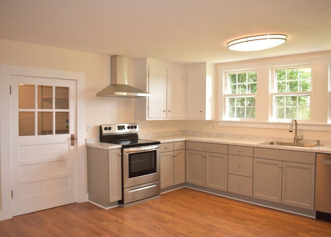 Foto del edificio - Charming 3-Bed, 2-Bath Farmhouse in Fuquay...