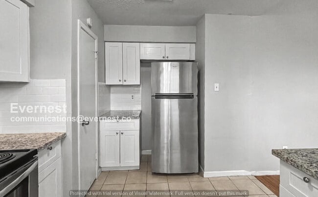 Building Photo - 3 Bed, 2 Bath Home with Garage and Fenced Yard / Pet-Friendly /Available Now!