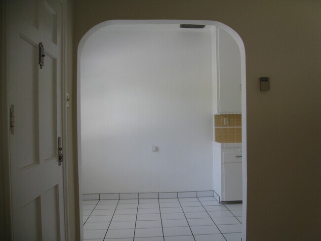 Foto del edificio - 320 N Bushnell Ave