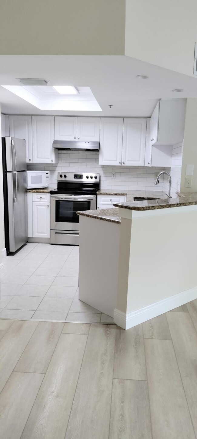 Building Photo - 1000 Crestwood Ct S