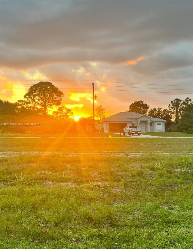 Foto del edificio - 5301 Sunshine Blvd N
