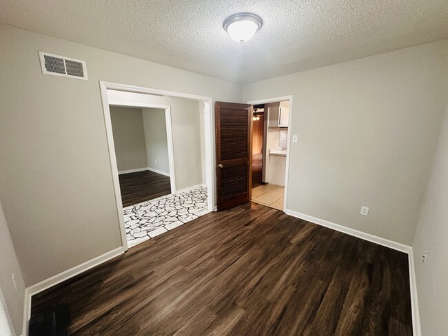 Building Photo - 2 BONUS ROOMS, PRIVATELY OWNED!!!! READY F...