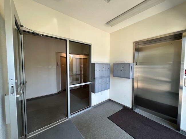 Building Photo - Beech St. Apartment