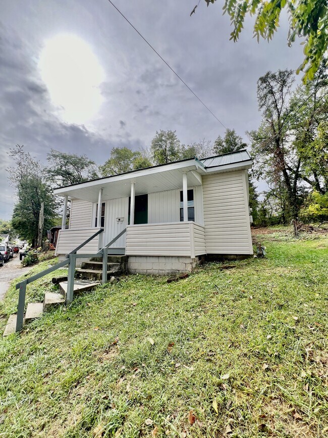 Building Photo - 400 White Ave