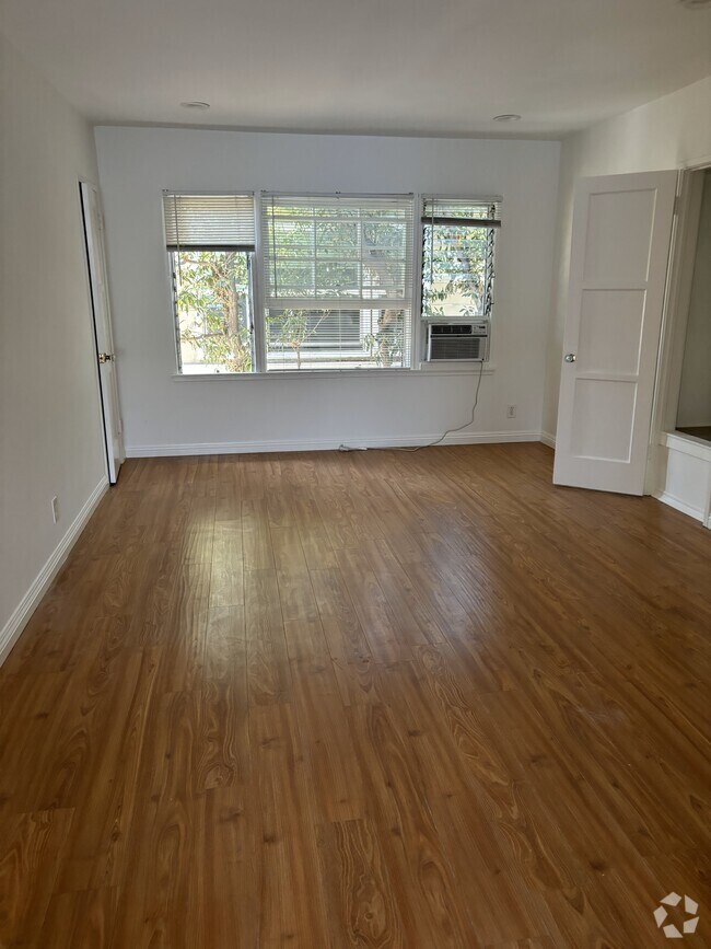 PicoRobertson Apartments for Rent with a Yard Los Angeles, CA 2