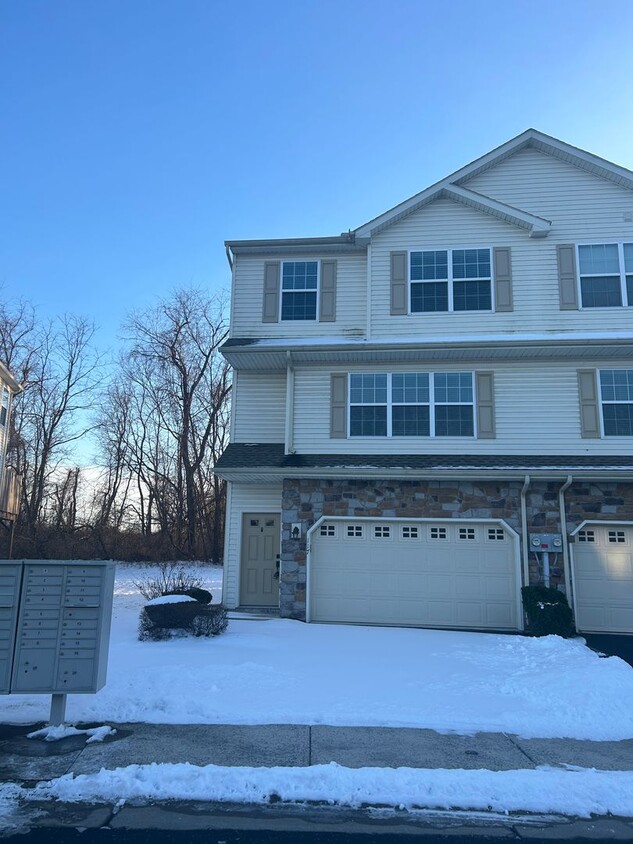 Foto principal - Spacious Townhouse on Mapleton Blvd.