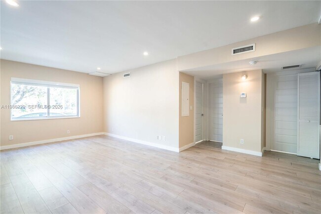 Foto del edificio - 2400 NE 26th St