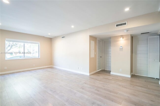 Building Photo - 2400 NE 26th St