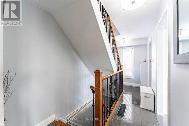 Building Photo - 25 Hun Crescent