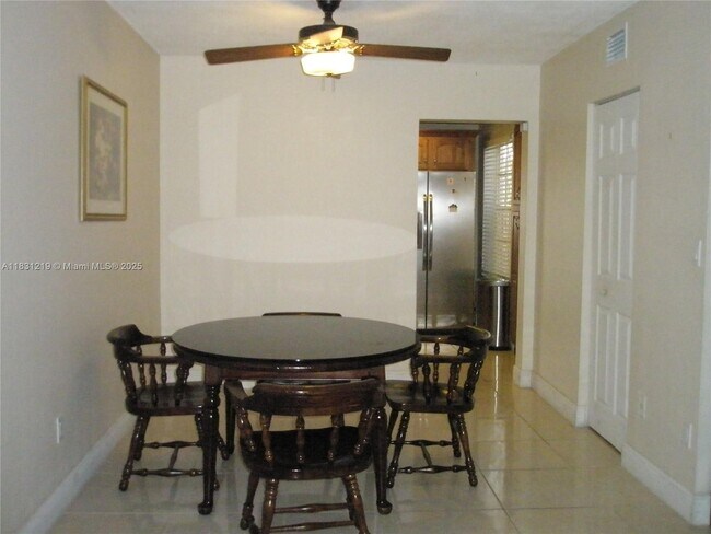 Building Photo - 10794 N Kendall Dr