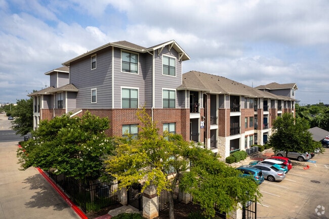 Building Photo - Legends Lakeline