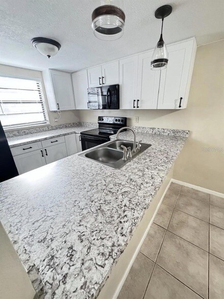 Foto del edificio - 10128 Lake Oak Cir
