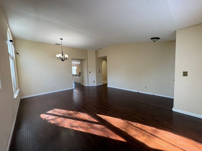 Building Photo - Gorgeous 4 Bedroom Home in Spanos Park