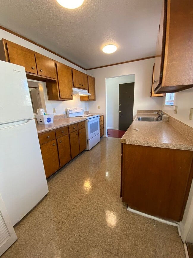 Building Photo - AVAILABLE END-APRIL 2026! (Pets Considered)