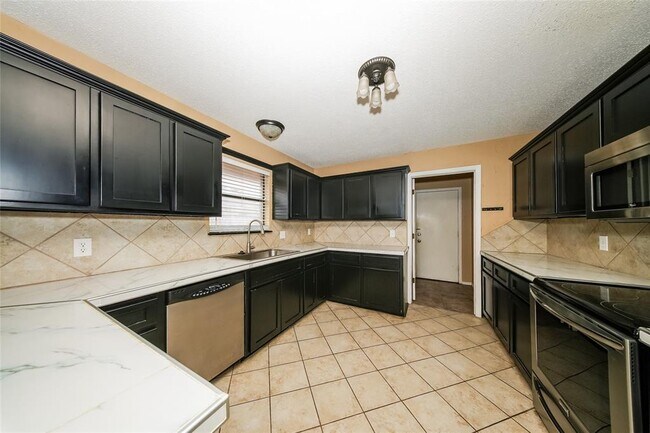 Building Photo - 12012 Sagamore Dr