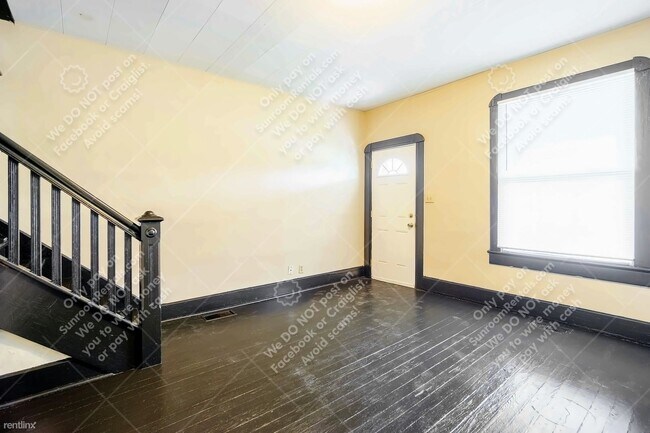 Building Photo - 2 br, 1 bath Townhome - 2511 Turner Ave