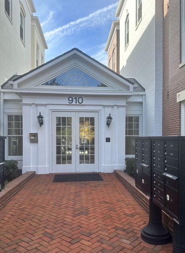 Photo - 910 Powhatan St Apartment