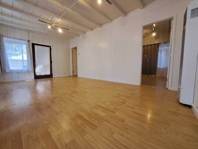 Building Photo - 1158 Hollenbeck Ave