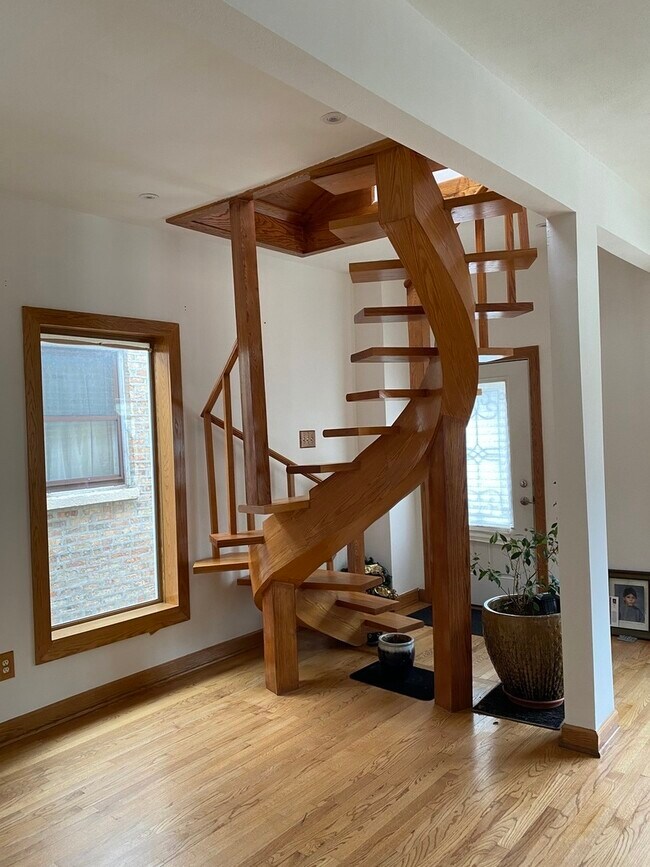 Foto del edificio - 3523 S Seeley Ave