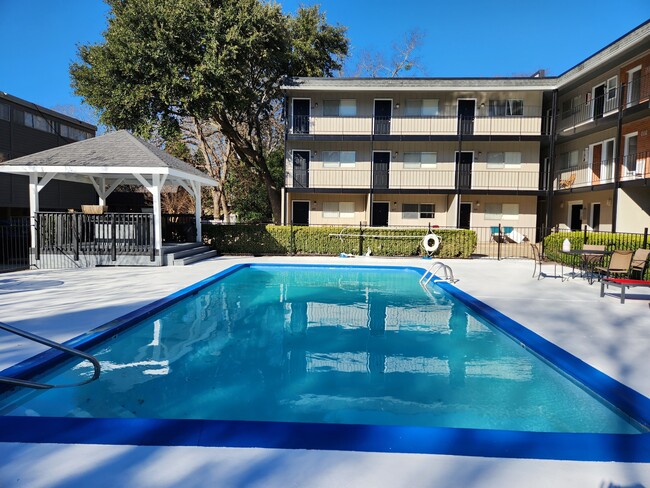 Heritage Place- Pool - Heritage Place Apartments