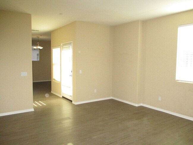 Foto del edificio - South Escondido 3 bedroom 3.5 Bath Town Home