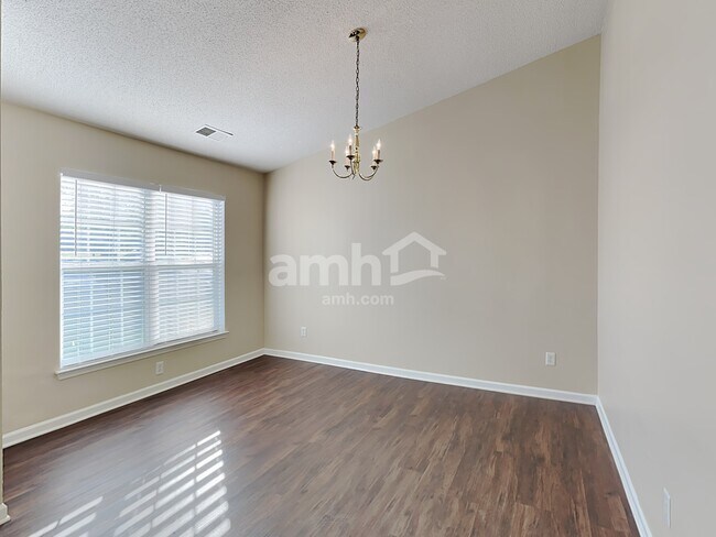 Foto del edificio - 1079 Chapel Creek Rd