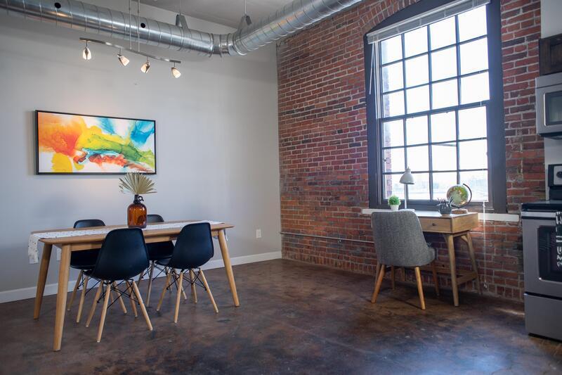Foto principal - 402 E 4th St