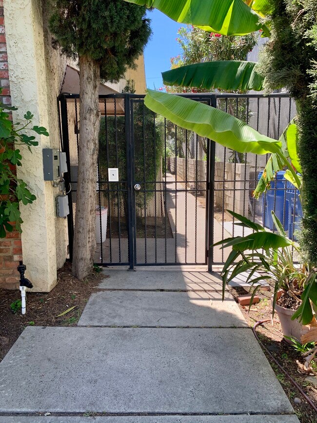 Foto del edificio - 3731 Jasmine Ave