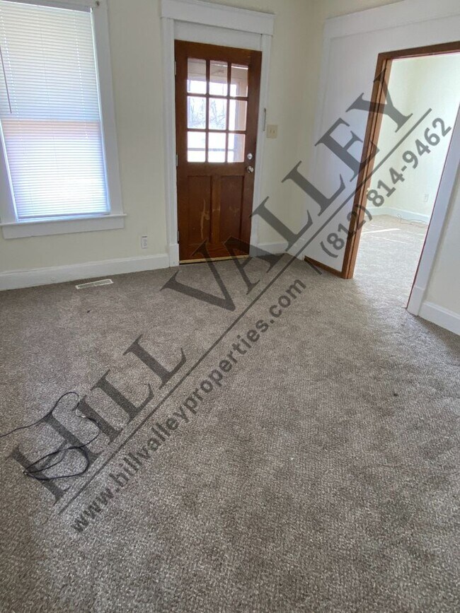 Foto del edificio - Two Bedroom, Walking Distance to Campus