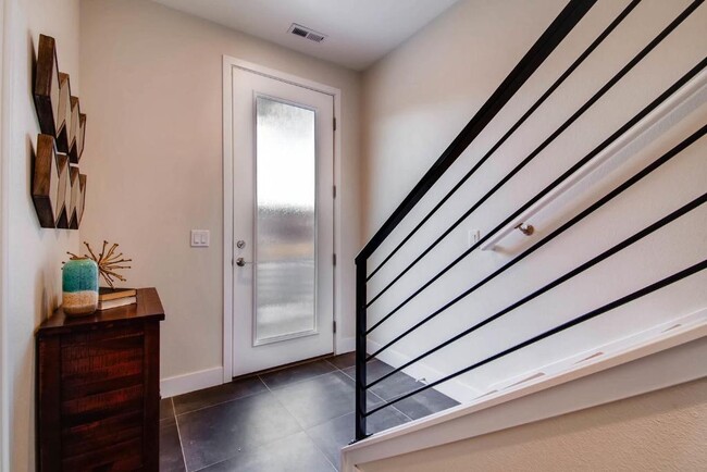 Building Photo - Skyland Townhome just outside of Downtown!...