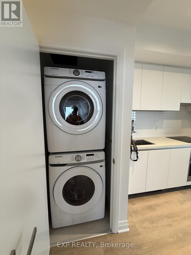 Photo du bâtiment - 4015 The Exchange