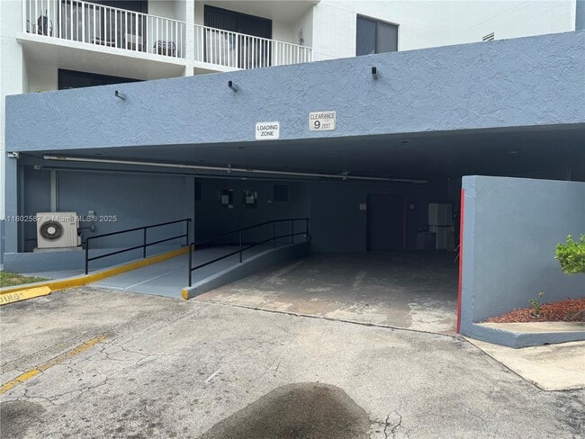 Building Photo - 901 Hillcrest Dr