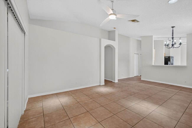 Building Photo - 5020 N La Sedona Cir